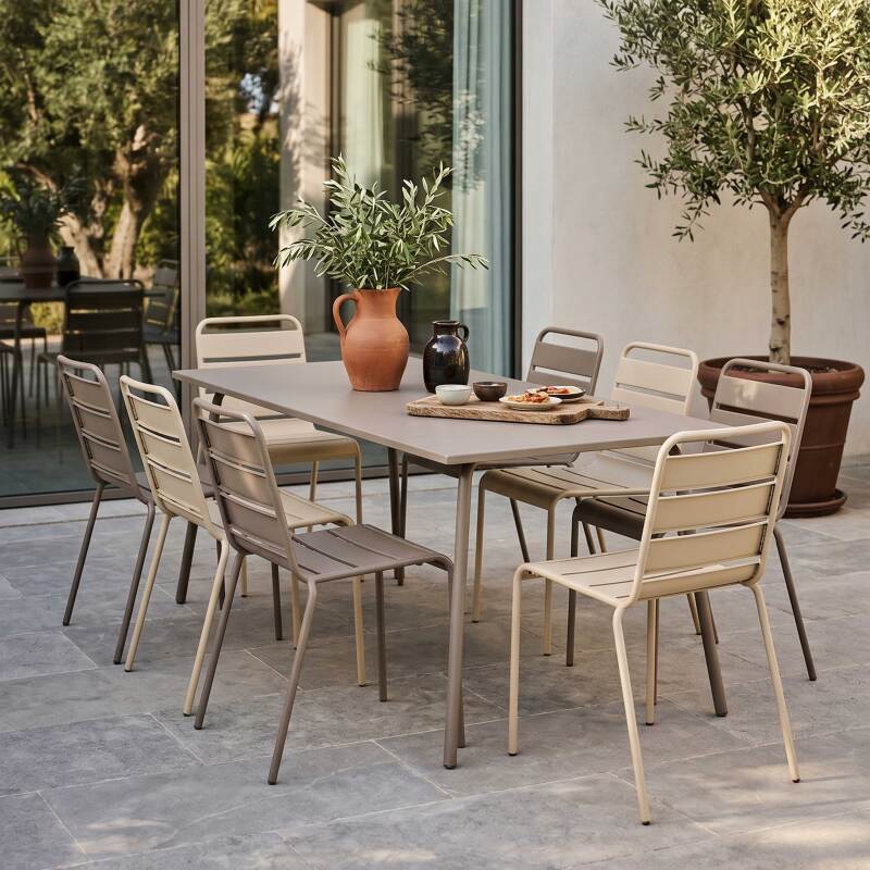 Table de jardin en métal 180x90 cm et 8 chaises dépareillées