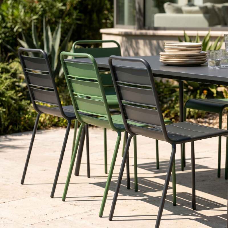 Table de jardin en métal 180x90 cm et 8 chaises dépareillées (3/7)