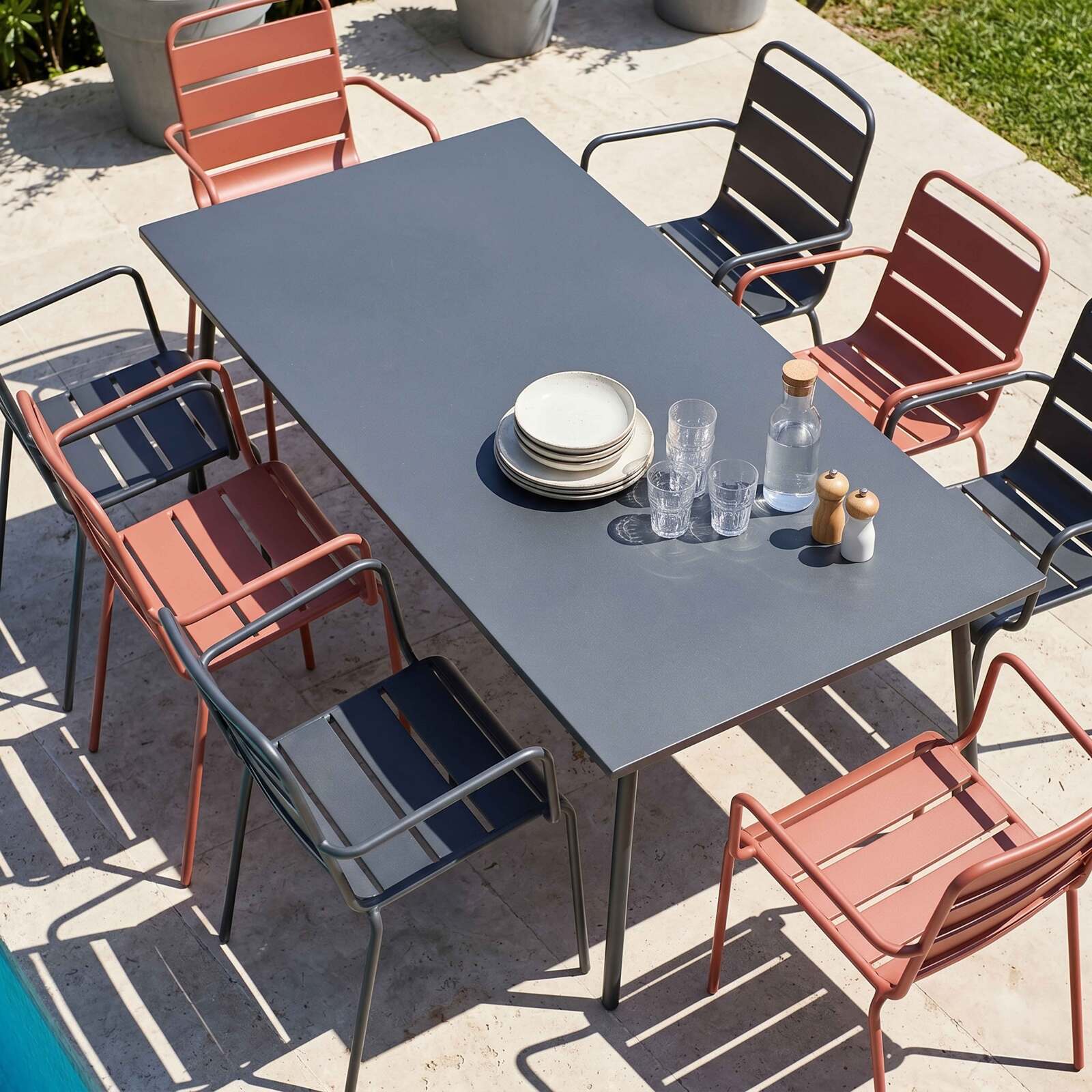 Table de jardin en métal 180x90 cm et 8 chaises dépareillés avec accoudoirs