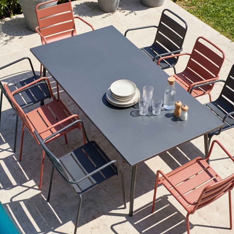 Table de jardin en métal 180x90 cm et 8 chaises dépareillés avec accoudoirs (2/7)