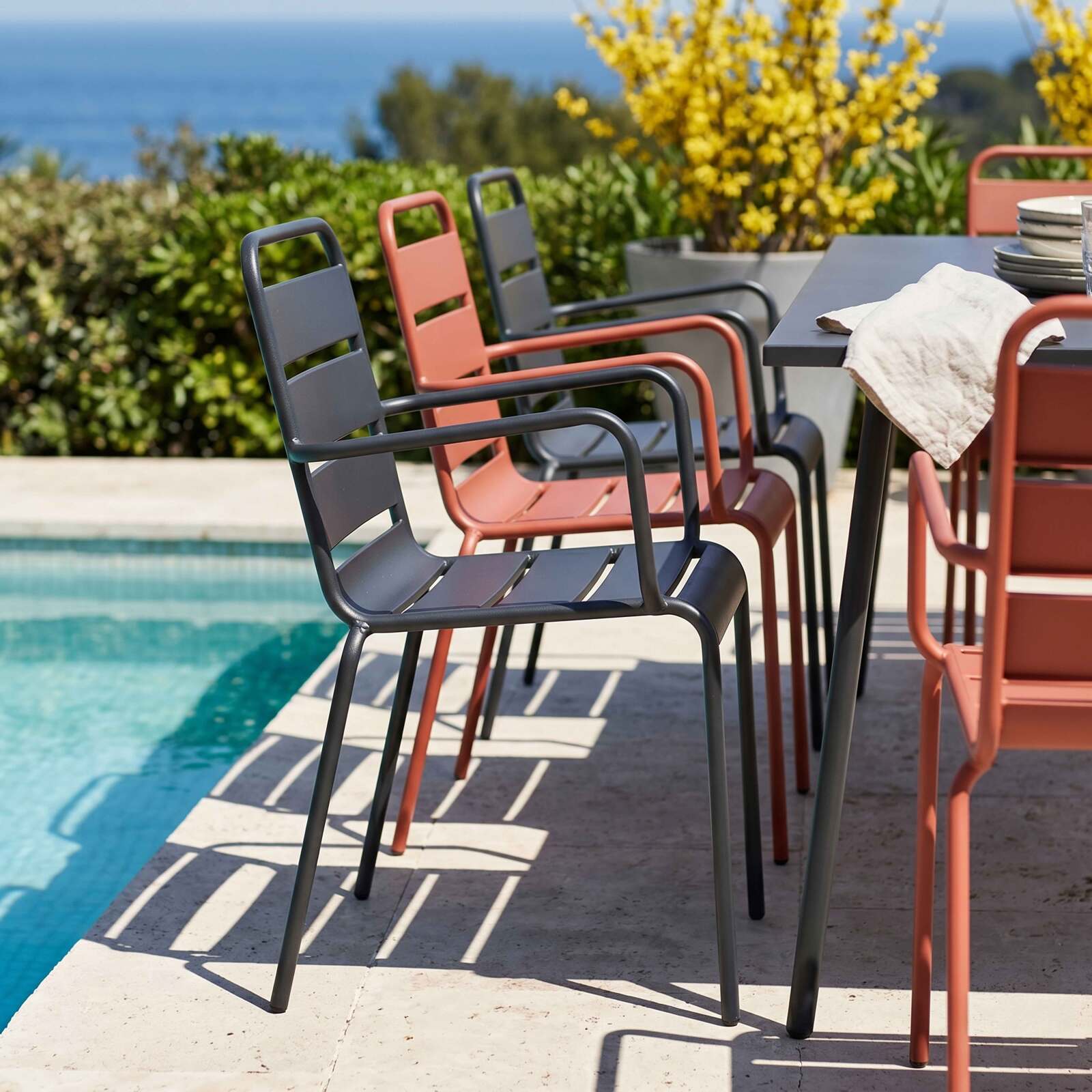 Table de jardin en métal 180x90 cm et 8 chaises dépareillés avec accoudoirs