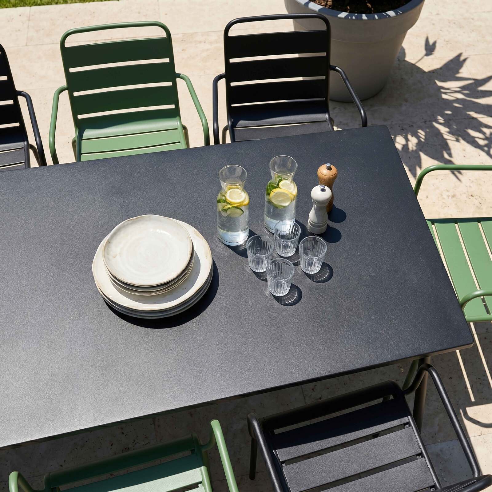 Table de jardin en métal 180x90 cm et 8 chaises dépareillés avec accoudoirs