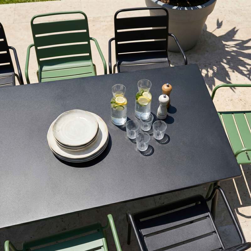 Table de jardin en métal 180x90 cm et 8 chaises dépareillés avec accoudoirs (2/7)