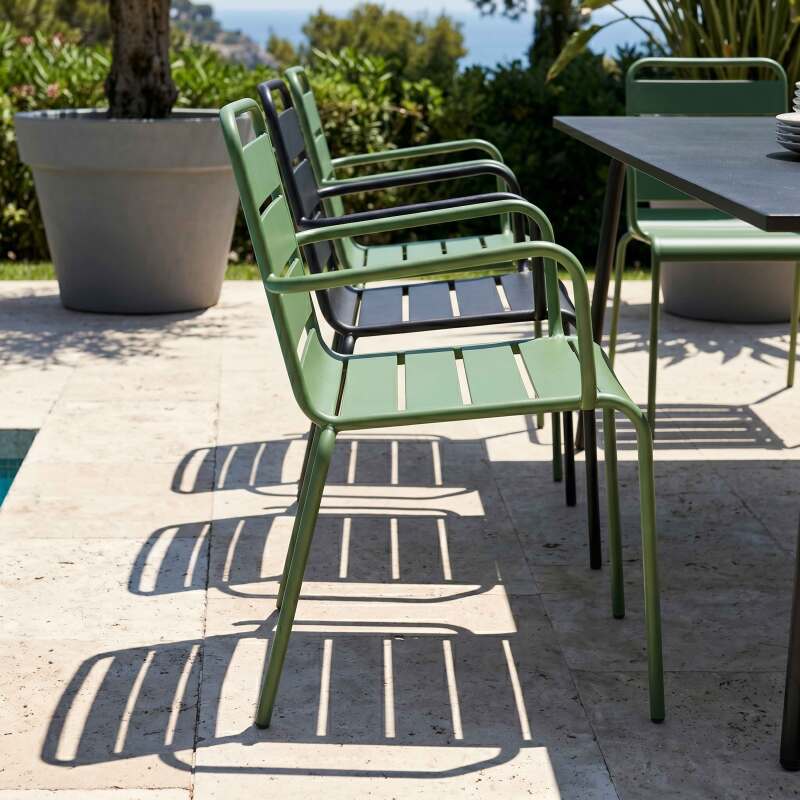 Table de jardin en métal 180x90 cm et 8 chaises dépareillés avec accoudoirs (3/7)