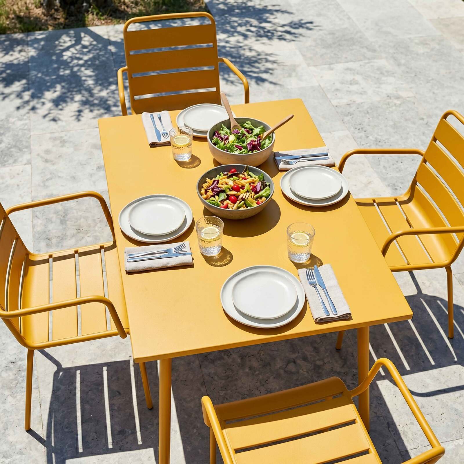 Table de jardin en métal 120x70 cm et 4 chaises avec accoudoirs