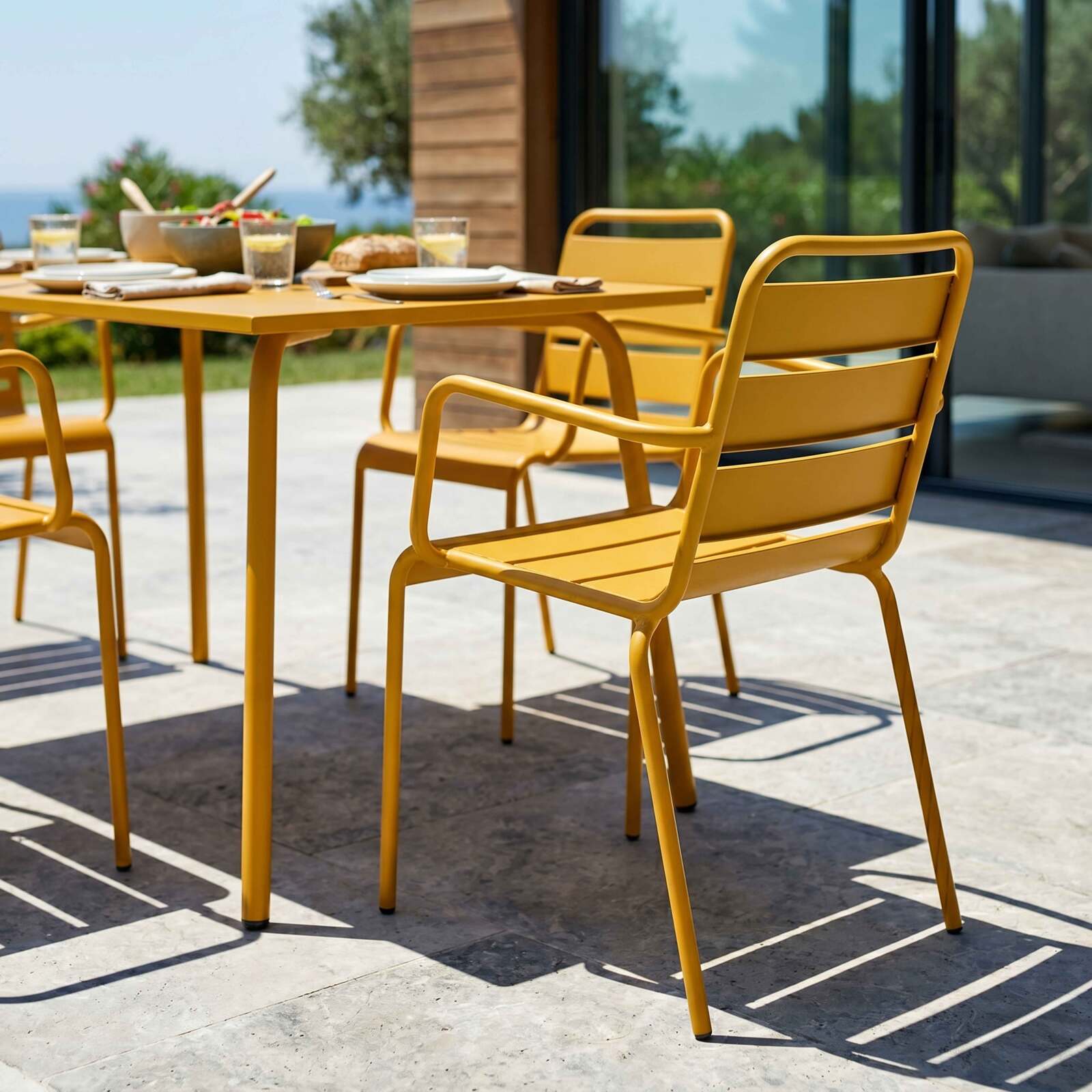 Table de jardin en métal 120x70 cm et 4 chaises avec accoudoirs