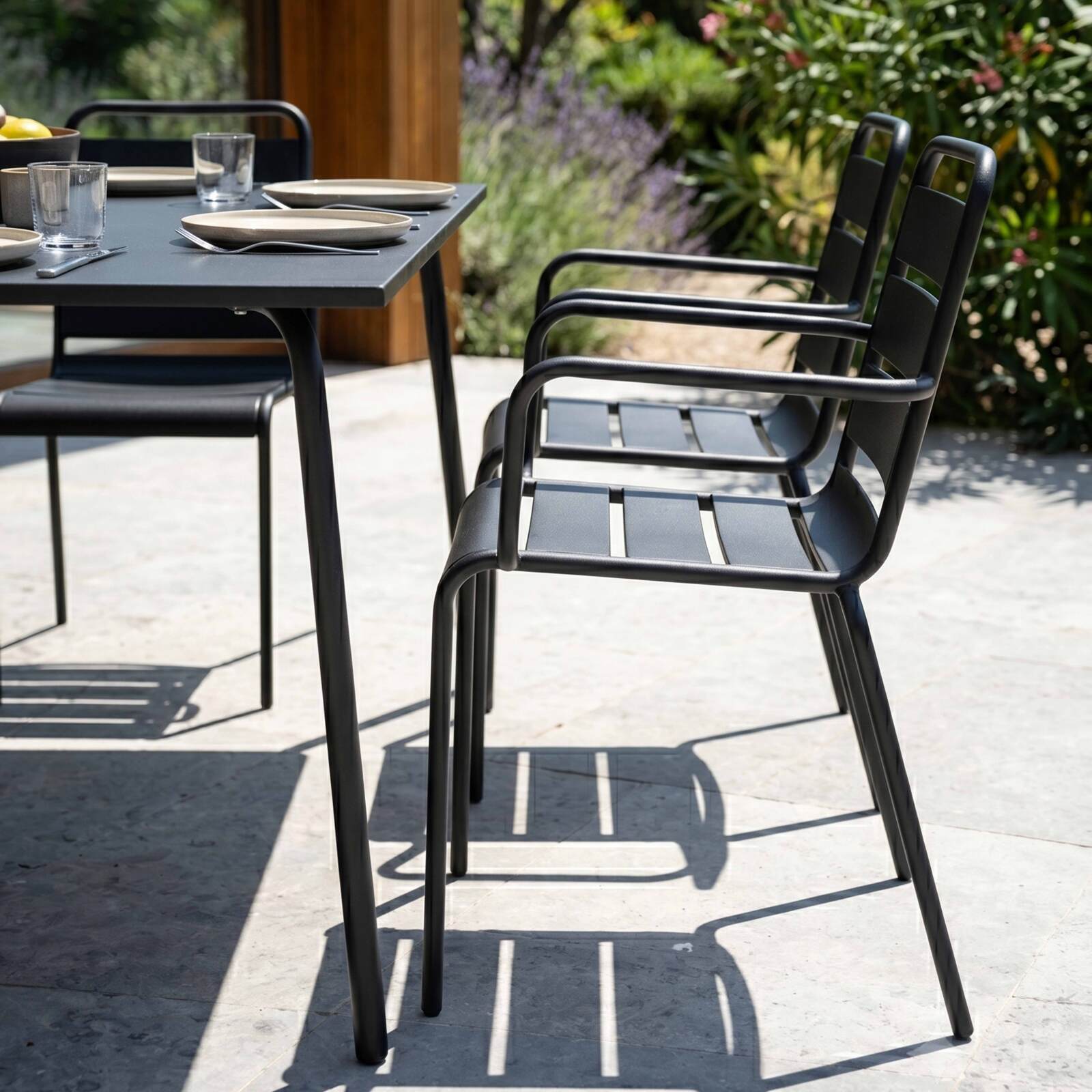 Table de jardin carrée en métal 120x120 cm et 8 chaises avec accoudoirs