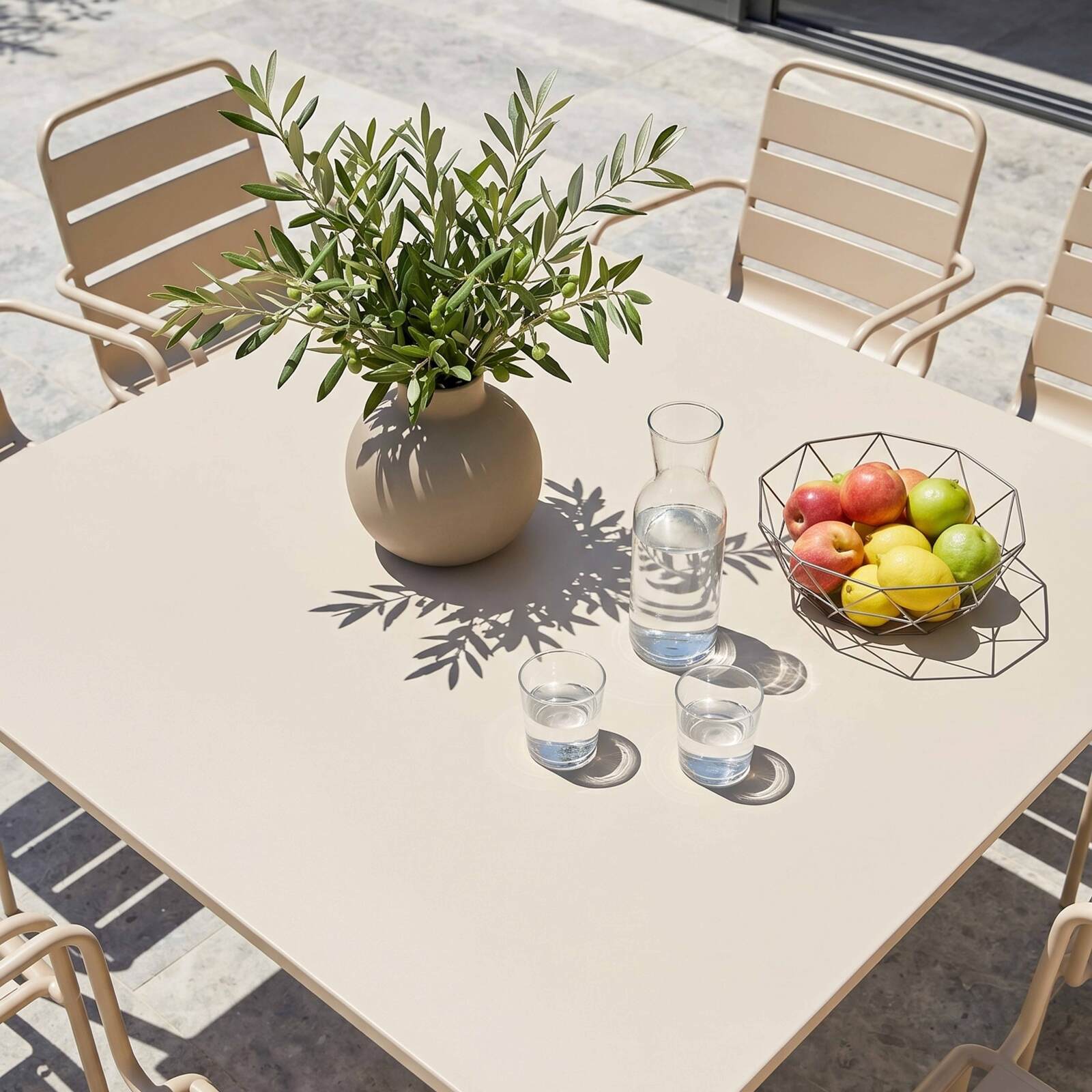 Table de jardin carrée en métal 120x120 cm et 8 chaises avec accoudoirs