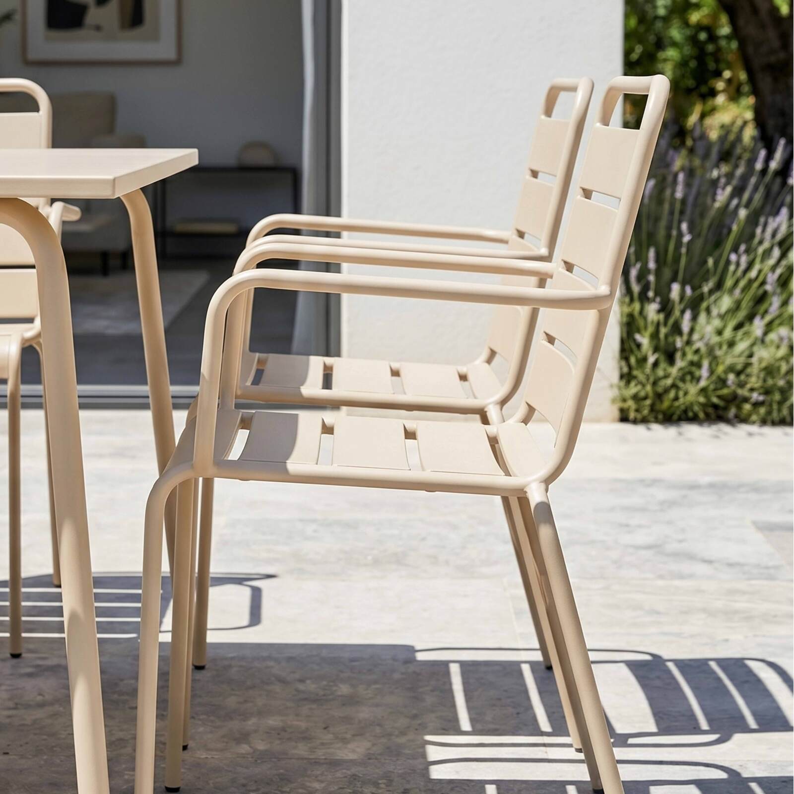 Table de jardin carrée en métal 120x120 cm et 8 chaises avec accoudoirs