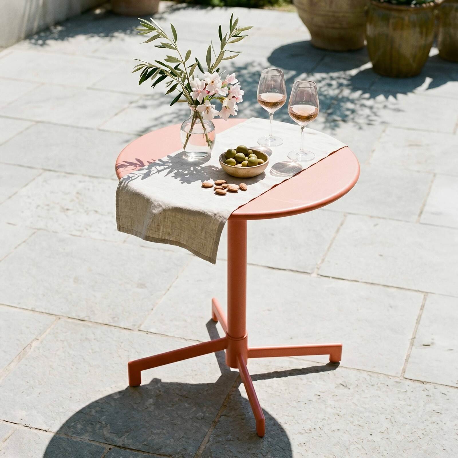 Table de jardin bistrot ronde inclinable en métal avec pied encastrable Ø70 cm et 2 chaises avec accoudoirs