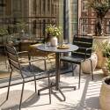 Table de jardin bistrot ronde inclinable en métal avec pied encastrable Ø70 cm et 2 chaises avec accoudoirs