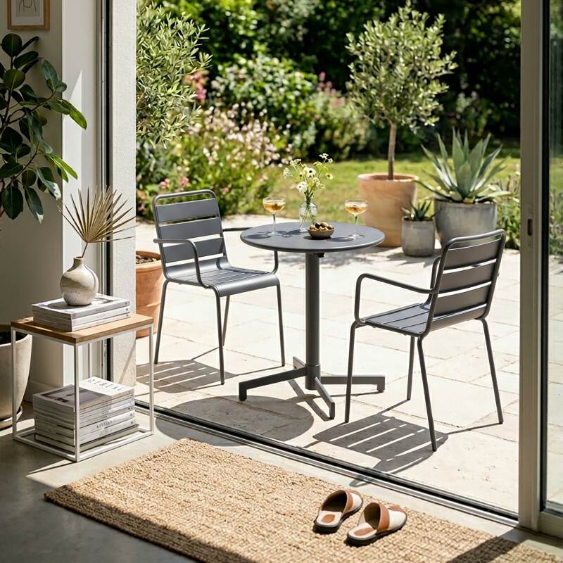 Table de jardin bistrot ronde inclinable en métal avec pied encastrable Ø70 cm et 2 chaises avec accoudoirs