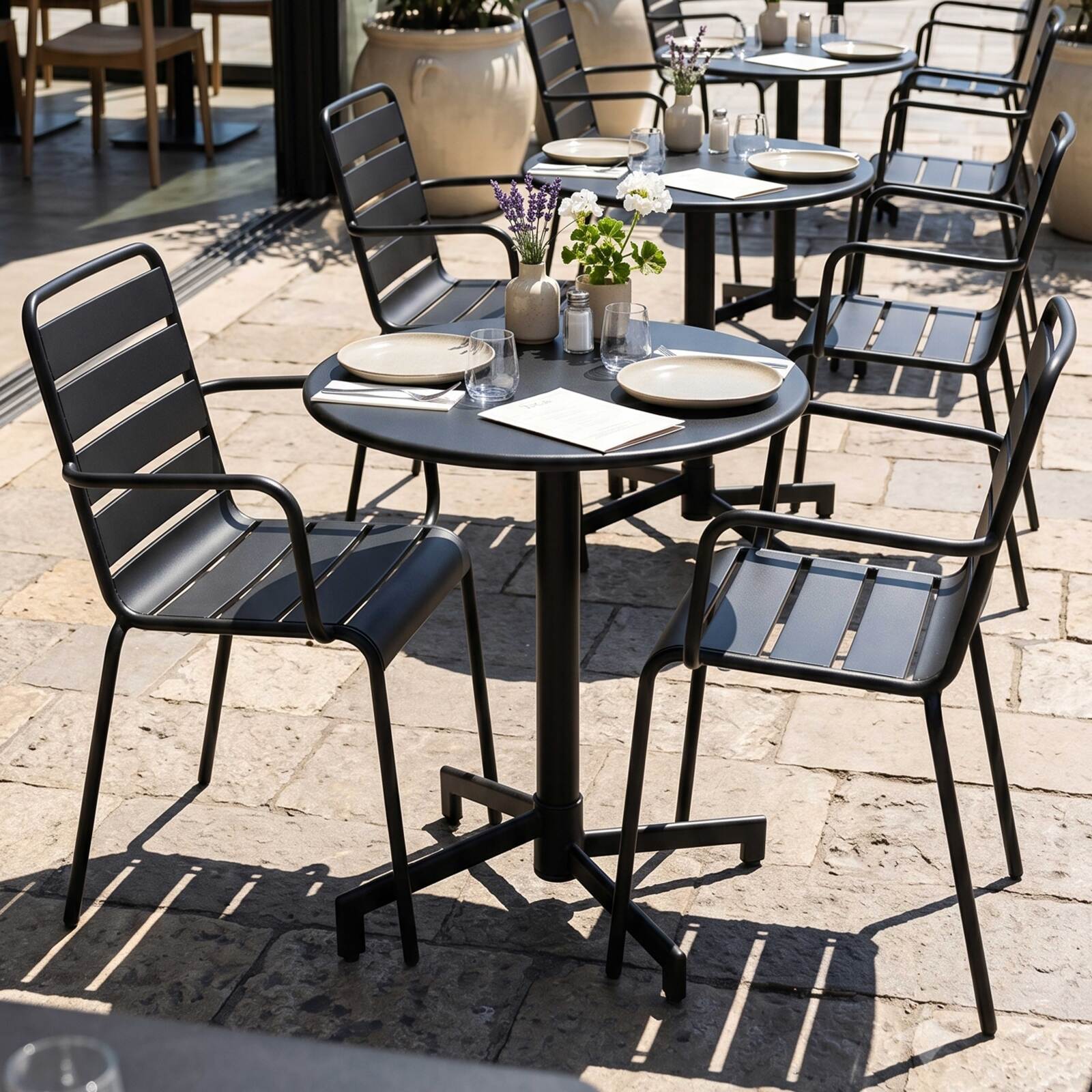 Table de jardin bistrot ronde inclinable en métal avec pied encastrable Ø70 cm et 2 chaises avec accoudoirs