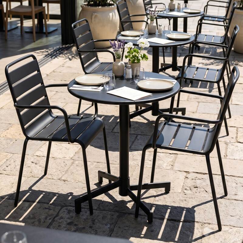 Table de jardin bistrot ronde inclinable en métal avec pied encastrable Ø70 cm et 2 chaises avec accoudoirs (7/11)