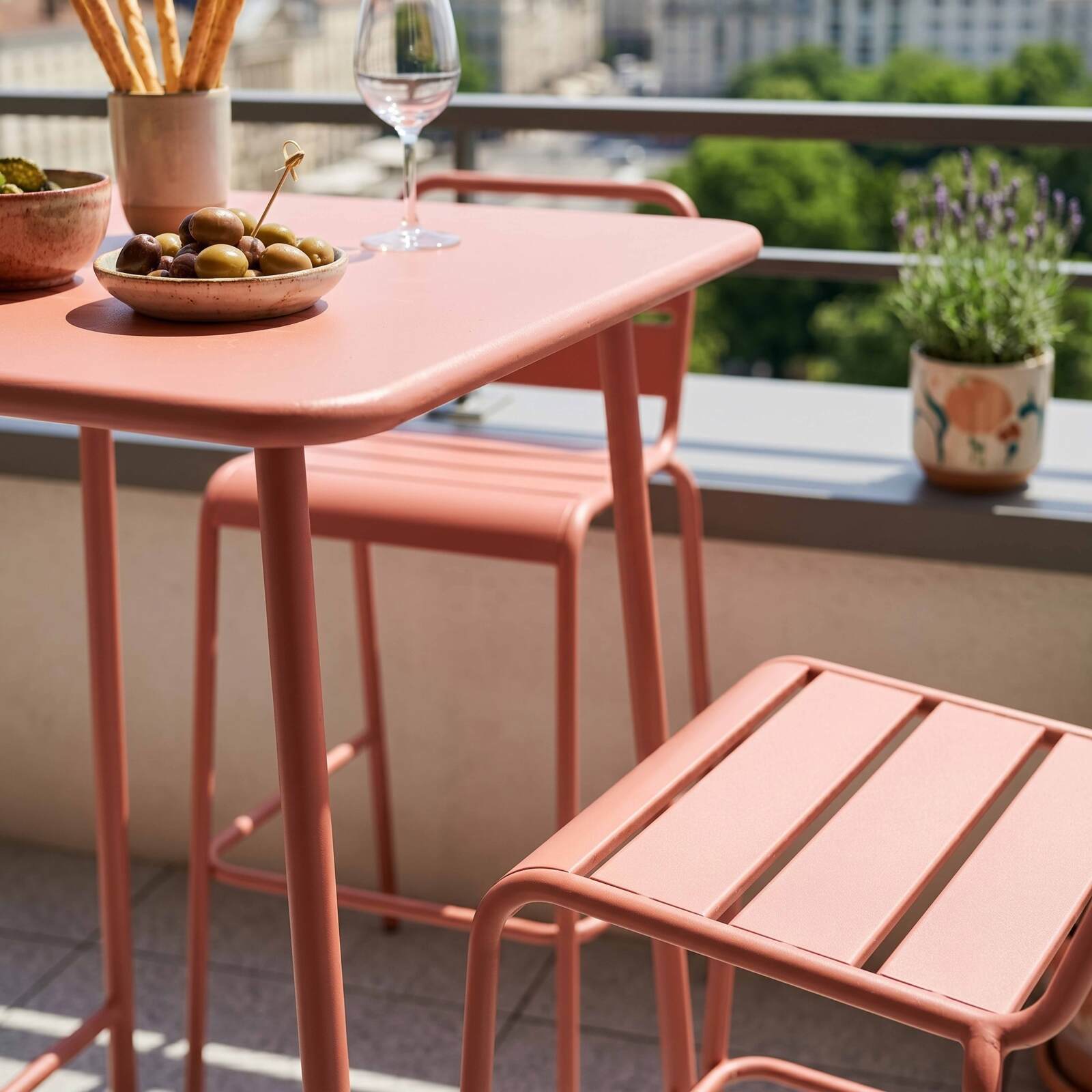 Table haute de jardin bistrot carrée en métal 70x70 cm et 2 chaises hautes
