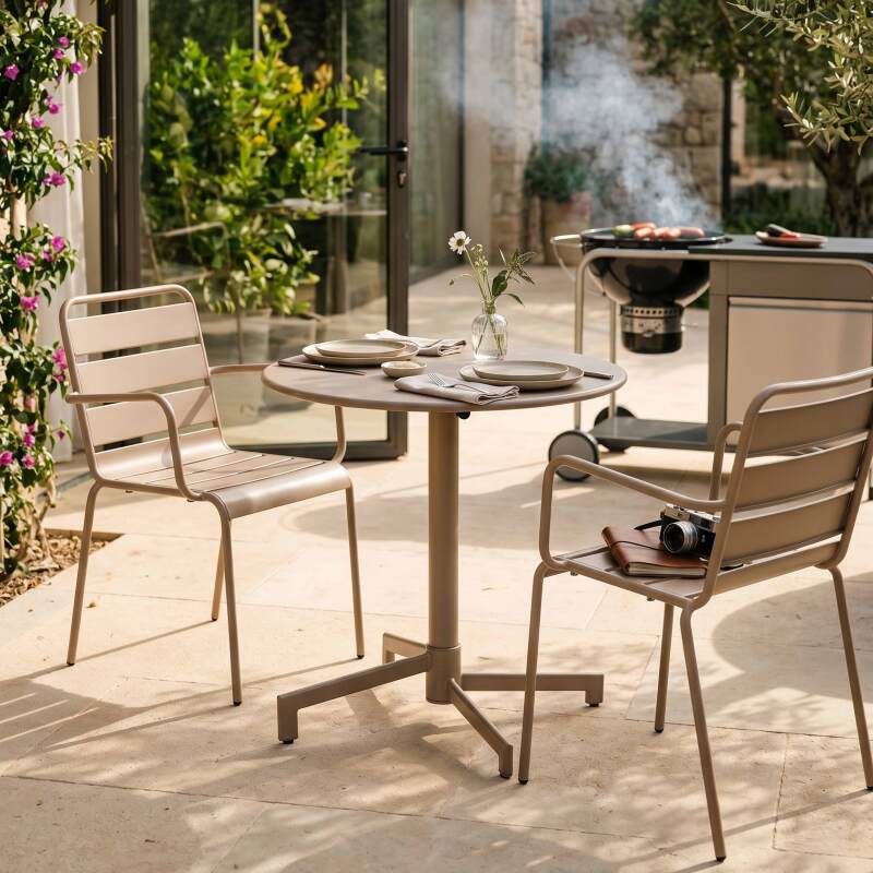 Table de jardin bistrot ronde inclinable en métal avec pied encastrable Ø70 cm et 2 chaises avec accoudoirs