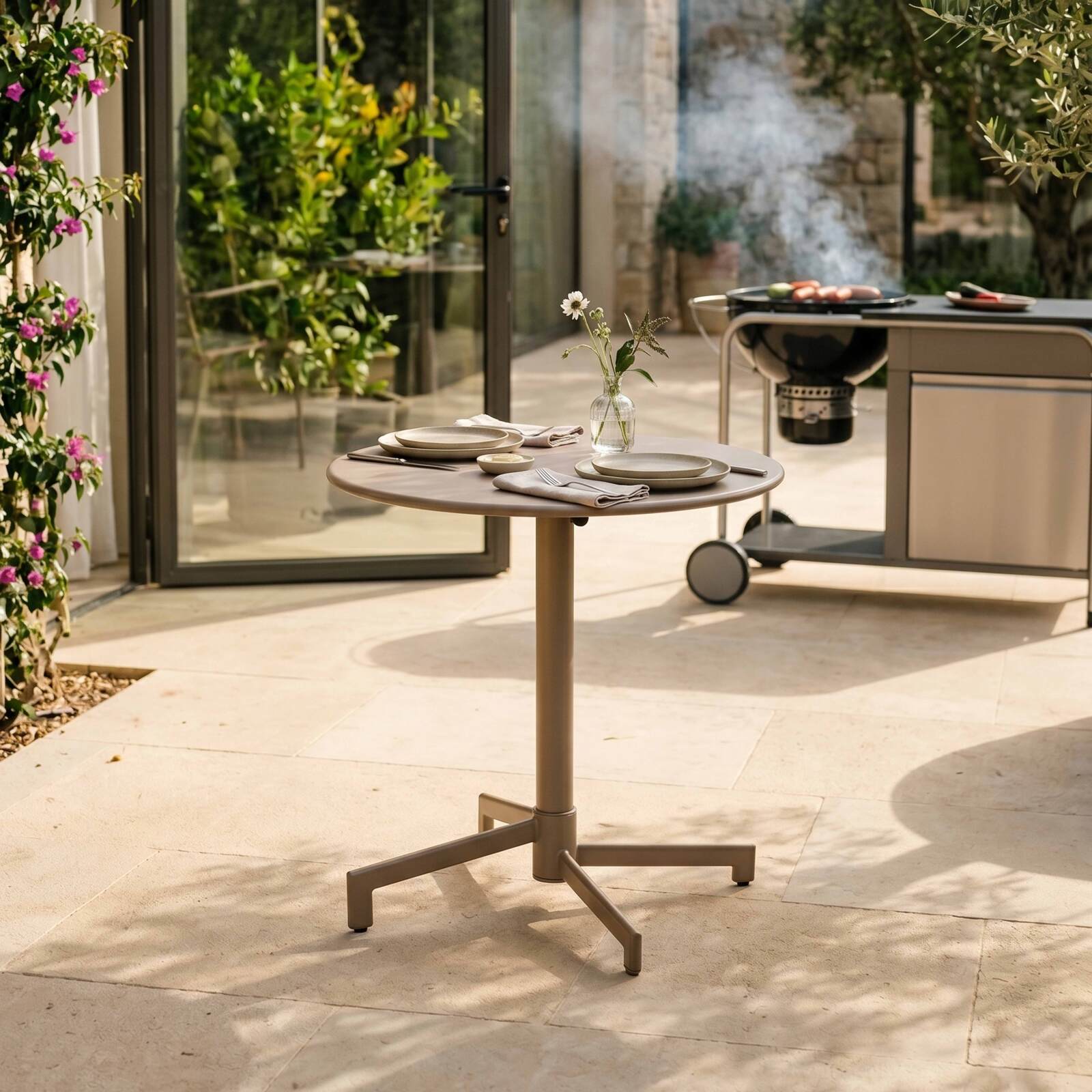 Table de jardin bistrot ronde inclinable en métal avec pied encastrable Ø70 cm et 2 chaises avec accoudoirs
