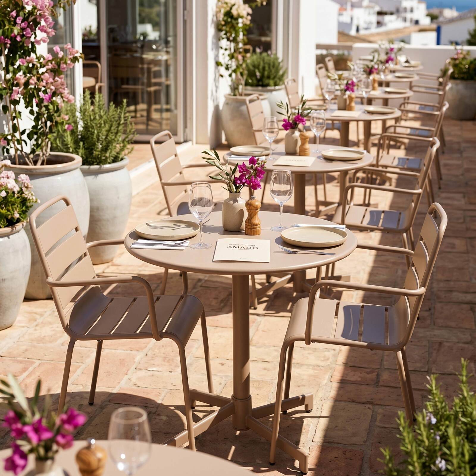 Table de jardin bistrot ronde inclinable en métal avec pied encastrable Ø70 cm et 2 chaises avec accoudoirs