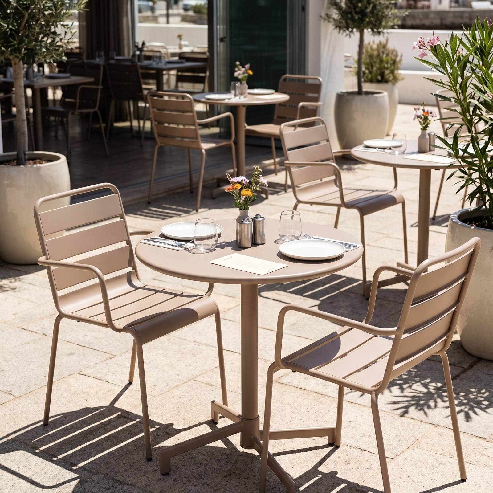 Table de jardin bistrot ronde inclinable en métal avec pied encastrable Ø70 cm et 2 chaises avec accoudoirs