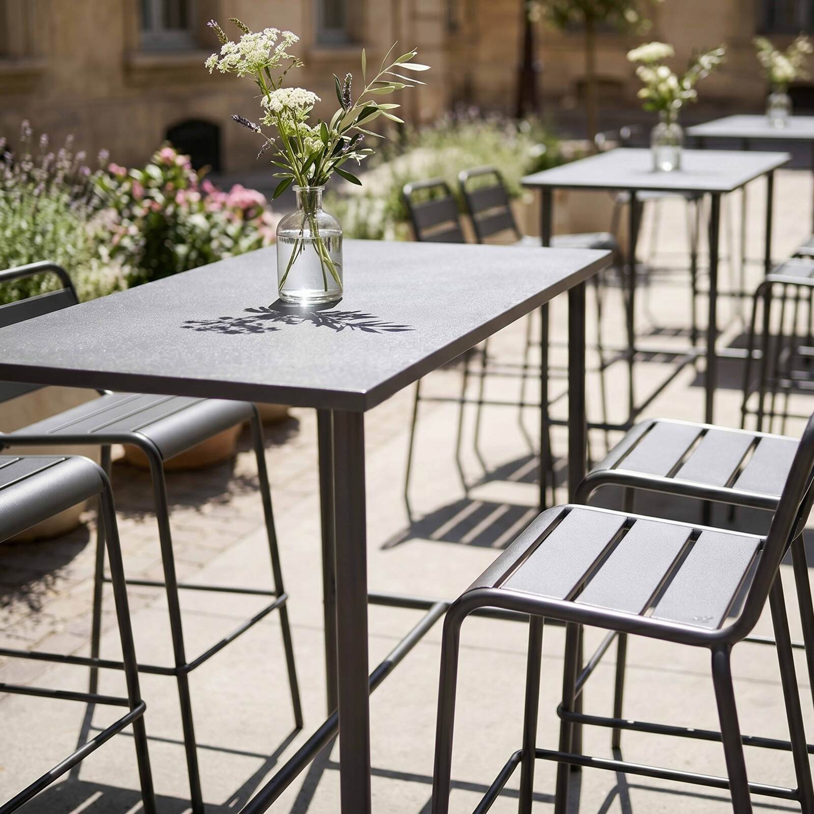 Table haute de jardin en métal 120x60 cm et 4 chaises hautes