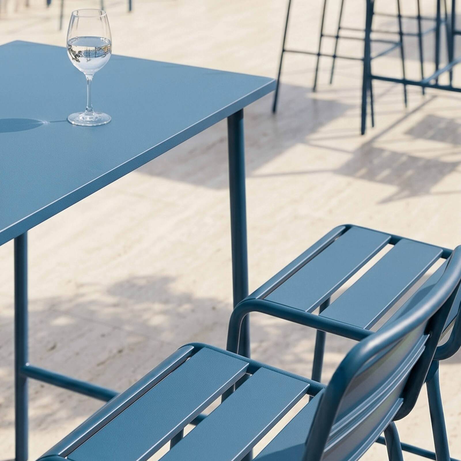 Table haute de jardin en métal 120x60 cm et 4 chaises hautes