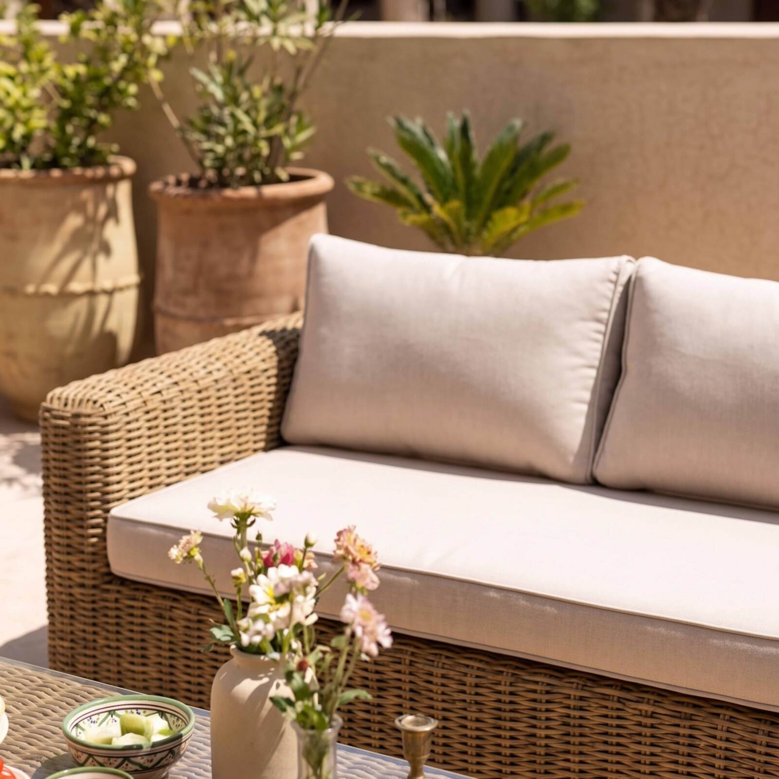 Salon de jardin bas en résine tressée 6 places avec 2 canapés, 2 fauteuils et 1 table basse