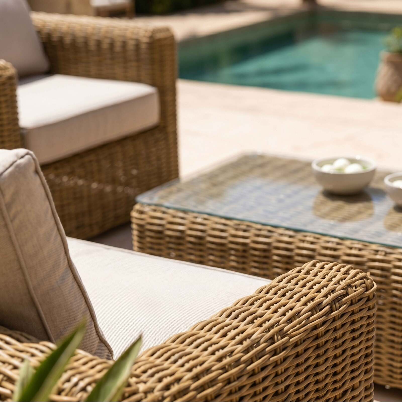 Salon de jardin bas en résine tressée 8 places avec 2 canapés, 2 fauteuils et 1 table basse