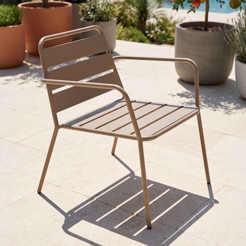 Fauteuil de jardin bas en métal