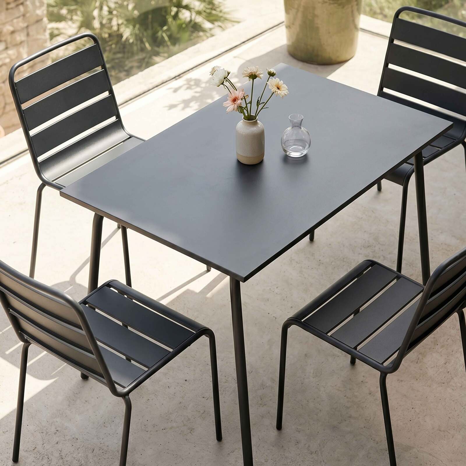 Table de jardin en métal 120x70 cm et 4 chaises en métal