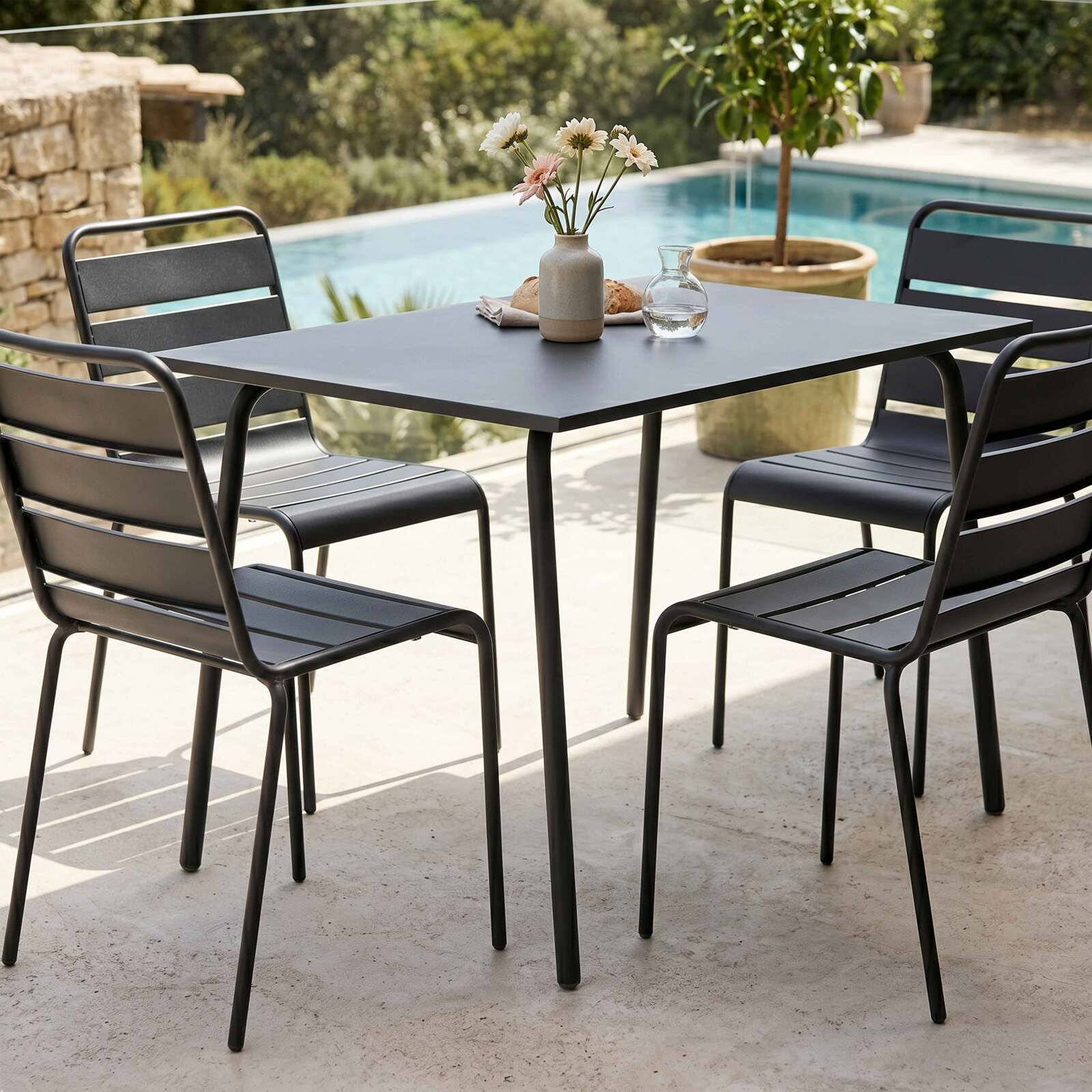 Table de jardin en métal 120x70 cm et 4 chaises en métal