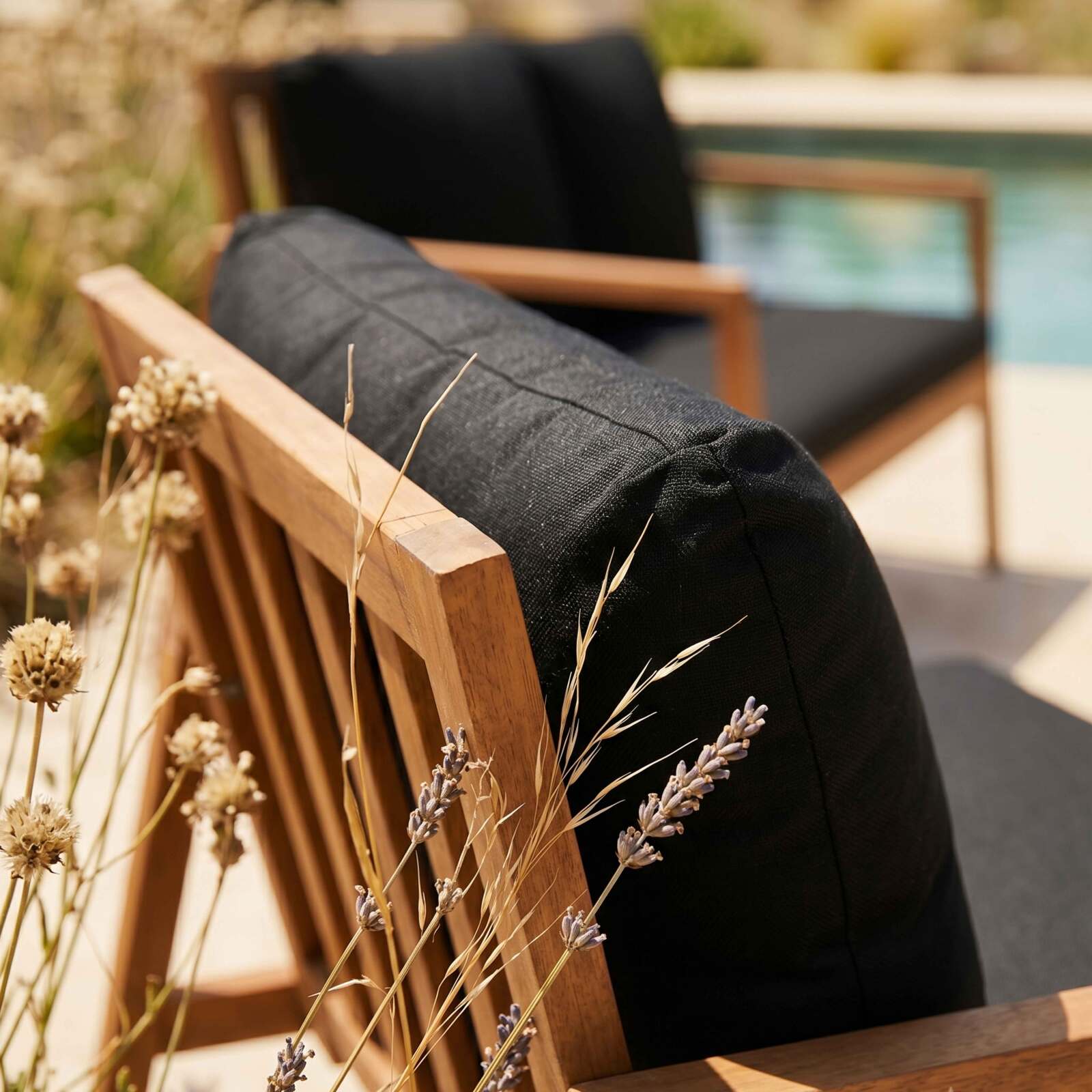 Salon de jardin en bois d'eucalyptus FSC® 4 places avec 1 canapé, 2 fauteuils et 1 table basse
