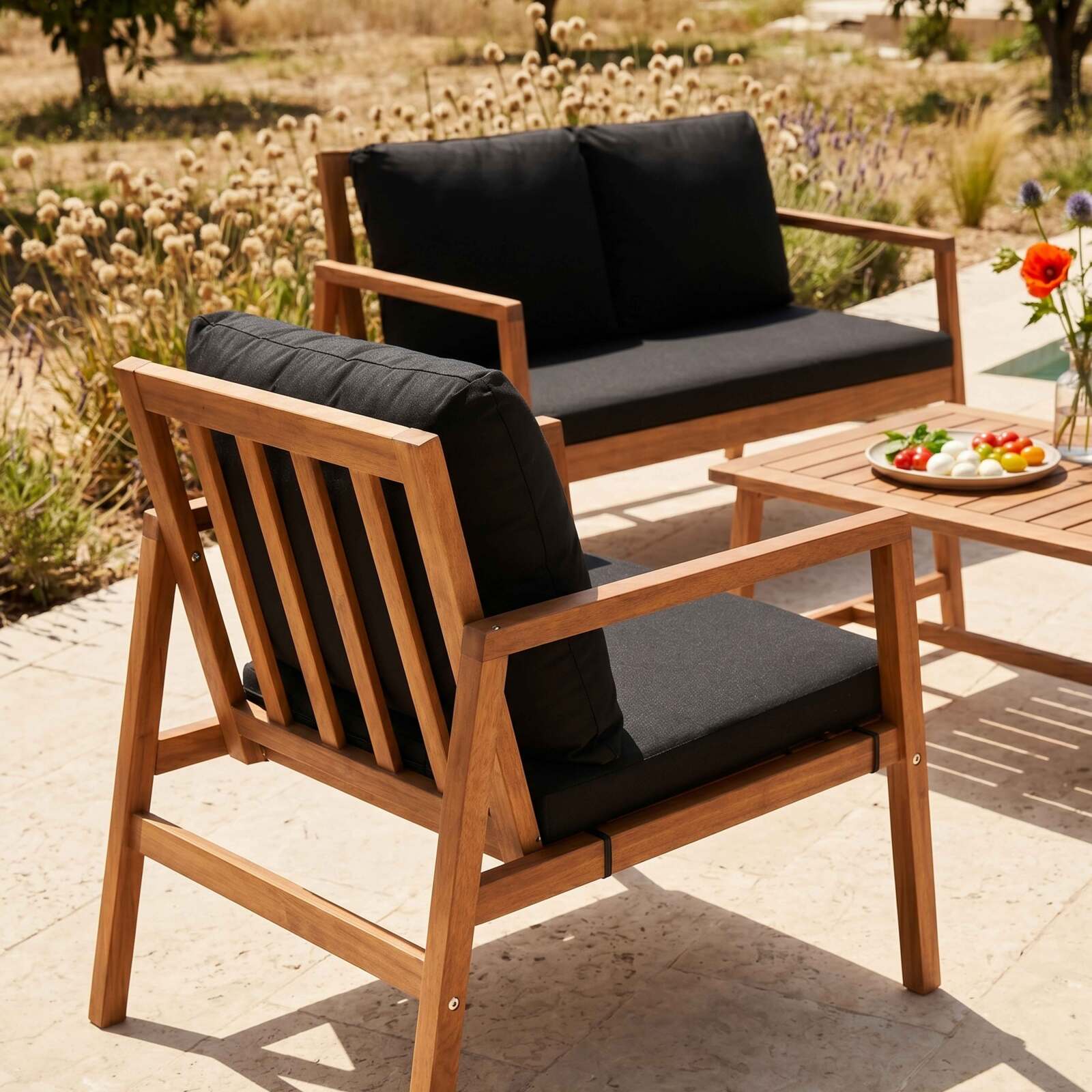 Salon de jardin en bois d'eucalyptus FSC® 4 places avec 1 canapé, 2 fauteuils et 1 table basse