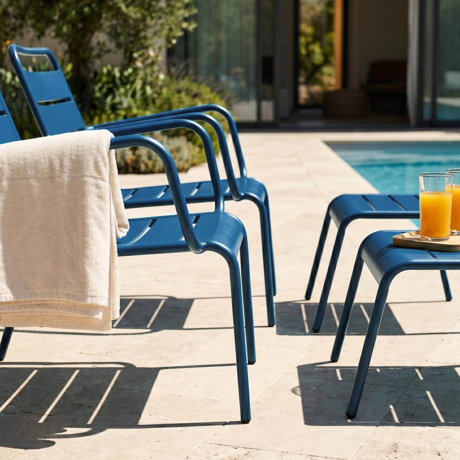 Fauteuils de jardin bas en métal et repose-pieds - Lot de 2