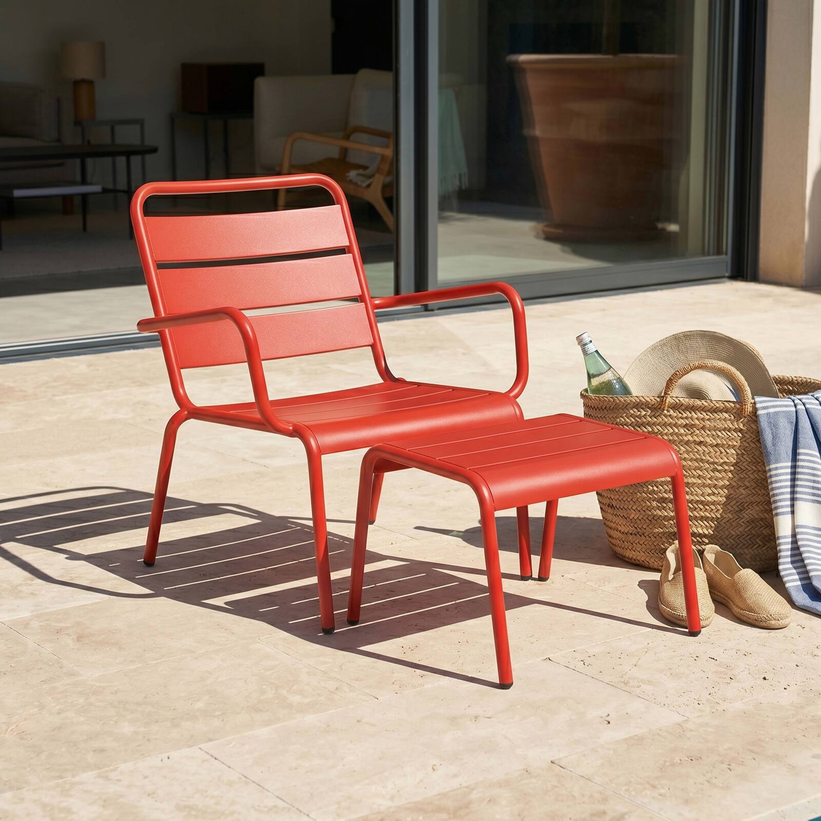 Fauteuil de jardin bas en métal et repose-pieds