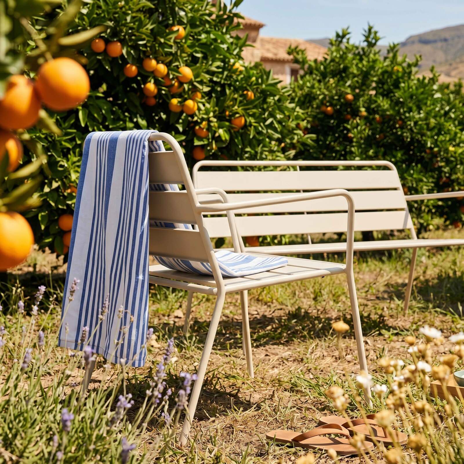 Salon de jardin en métal 4 places avec 2 fauteuils et 1 banc