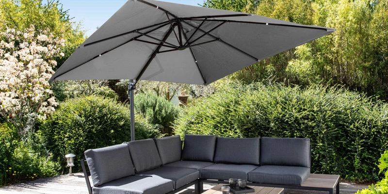 Parasol déporté carré avec structure en aluminium et mât rotatif