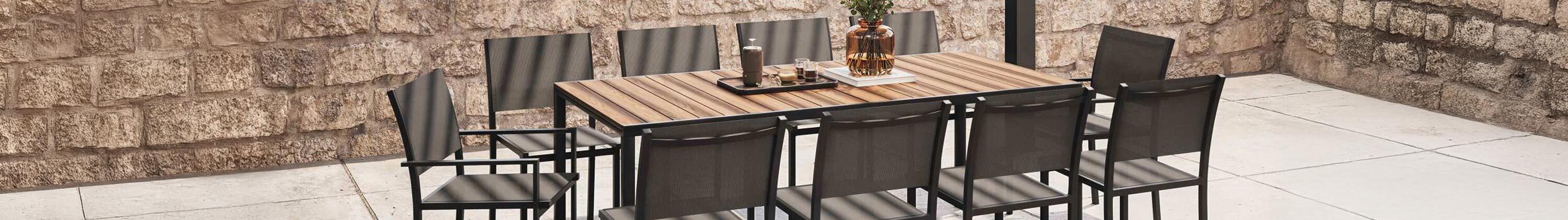 table de jardin avec chaises assorties