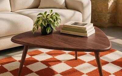 table basse effet bois avec plateau triangulaire