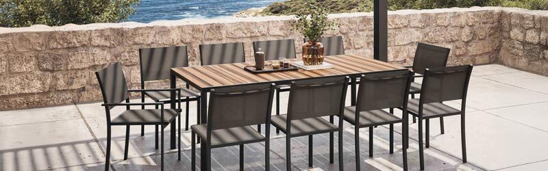 table de jardin avec chaises assorties