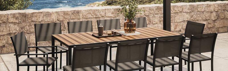 table de jardin en céramique et chaises extérieures en aluminium