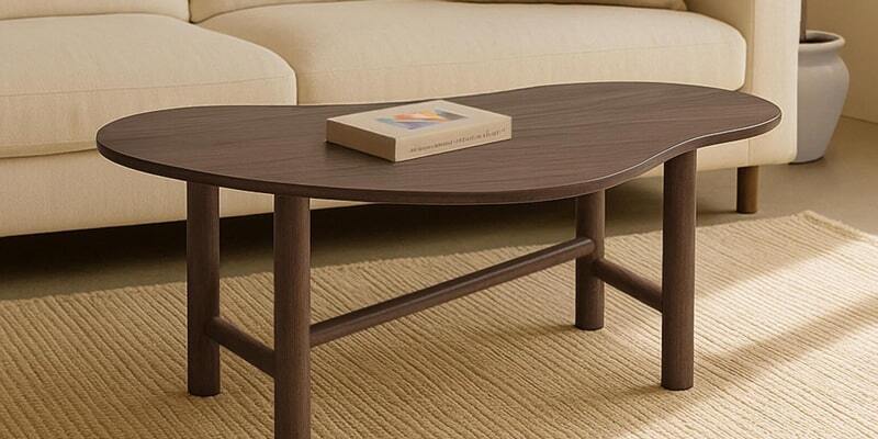 Table basse design avec plateau organique