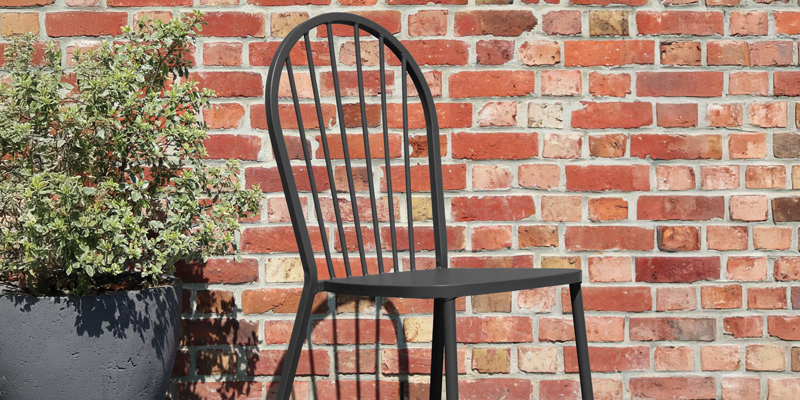 Silla de jardín de metal estilo bistrot con respaldo calado