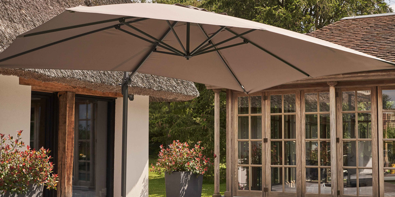 Parasol déporté sur une terrasse
