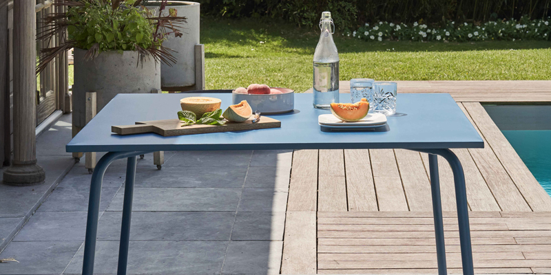 Design-Gartentisch aus Metall in Blau