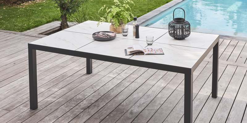Gartentisch aus Keramik im weißen Marmoreffekt