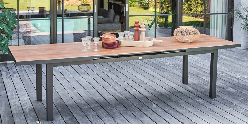 Table de jardin extensible en aluminium effet bois