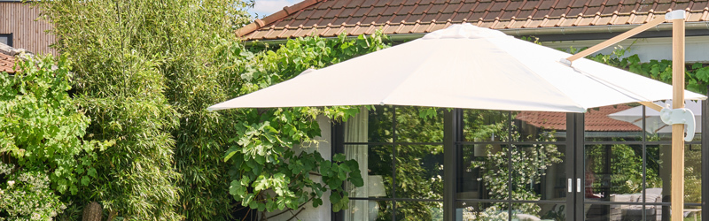 parasol déporté en aluminium effet bois