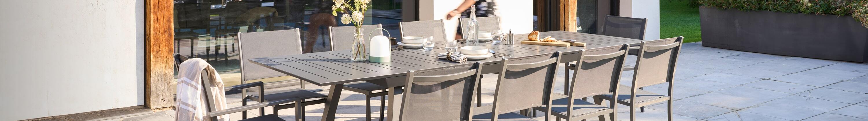 table de jardin extensible rectangulaire avec 8 chaises et 2 chaises avec accoudoirs
