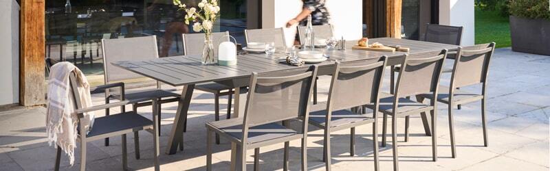 table de jardin extensible rectangulaire avec 8 chaises et 2 chaises avec accoudoirs