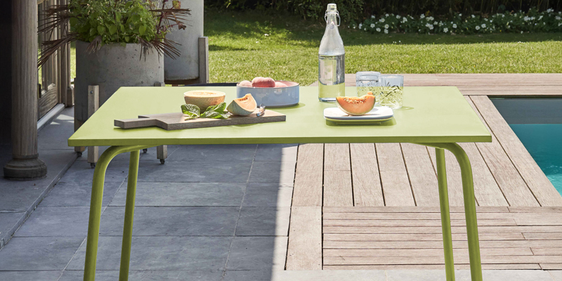 Table de jardin carrée en métal design
